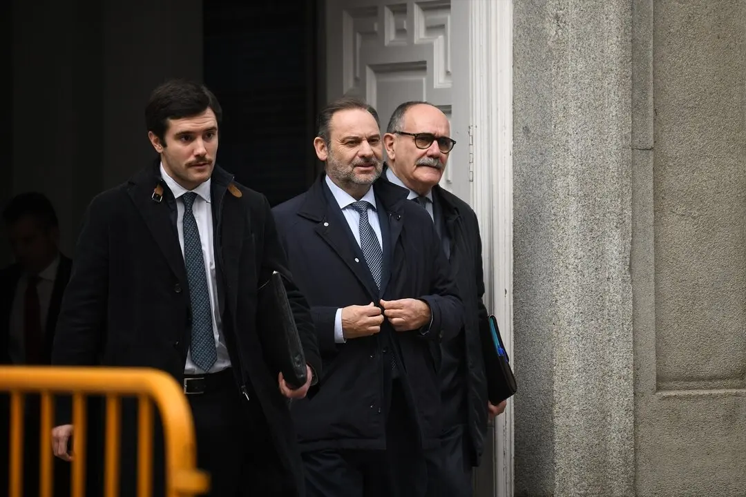 El ex ministro de Transportes Jos&eacute; Luis &Aacute;balos (c) sale de declarar al Tribunal Supremo. / Fernando S&aacute;nchez