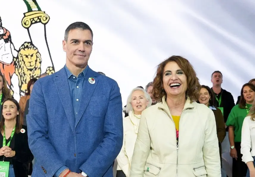 El secretario general del PSOE y presidente del Gobierno, Pedro S&aacute;nchez, junto a la secretaria general del PSOE-A, Mar&iacute;a Jes&uacute;s Montero. / Francisco J. Olmo