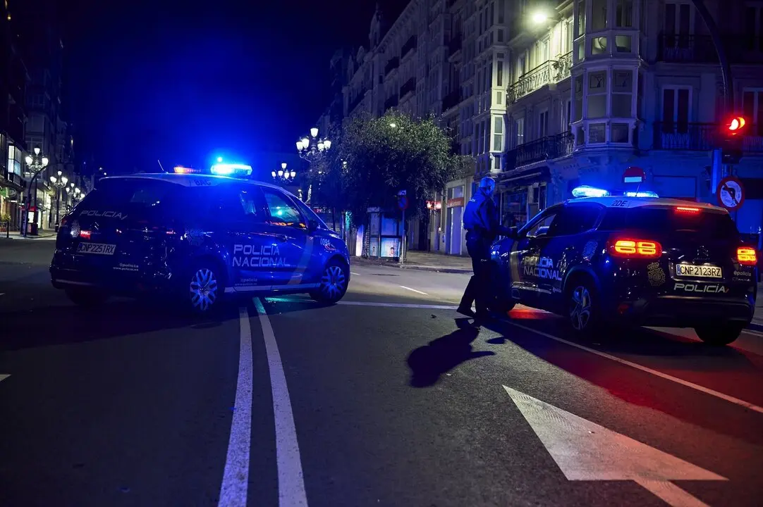 Dos coches de Polic&iacute;a Nacional circulan por la calle Calvo Sotelo. / Juan Manuel Serrano