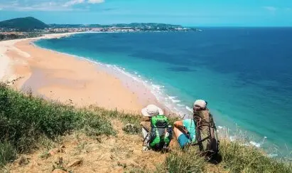Dos turistas disfrutan de un d&iacute;a soleado en la playa. / A.S.