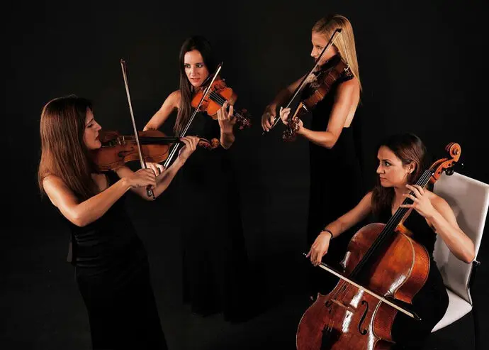 Cuarteto de cuerdas interpretando a Mozart. / x