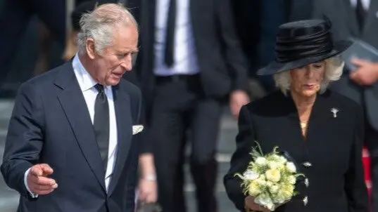 Un lector de labios brit&aacute;nico revel&oacute; una conversaci&oacute;n &iacute;ntima del rey con Camilla. / EP
