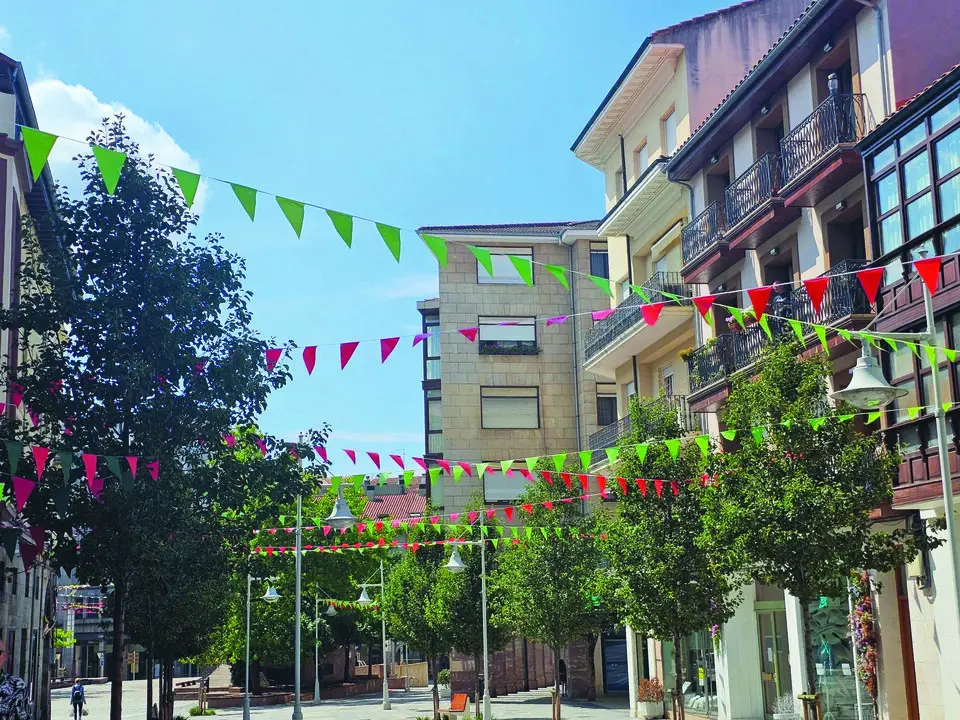 Torrelavega impulsa la decoraci&oacute;n urbana con banderines durante las fiestas de La Patrona. / Alerta