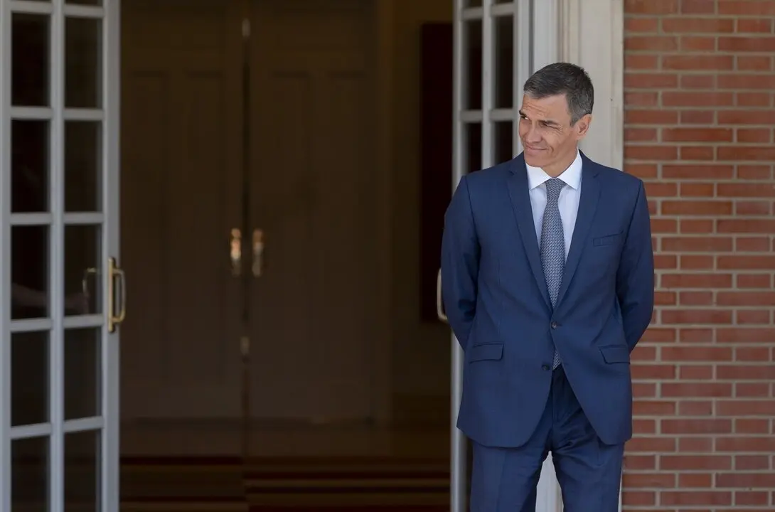 El presidente del Gobierno, Pedro S&aacute;nchez, antes de un encuentro con el lehendakari, Imanol Pradales, en el Palacio de La Moncloa. / Alberto Ortega