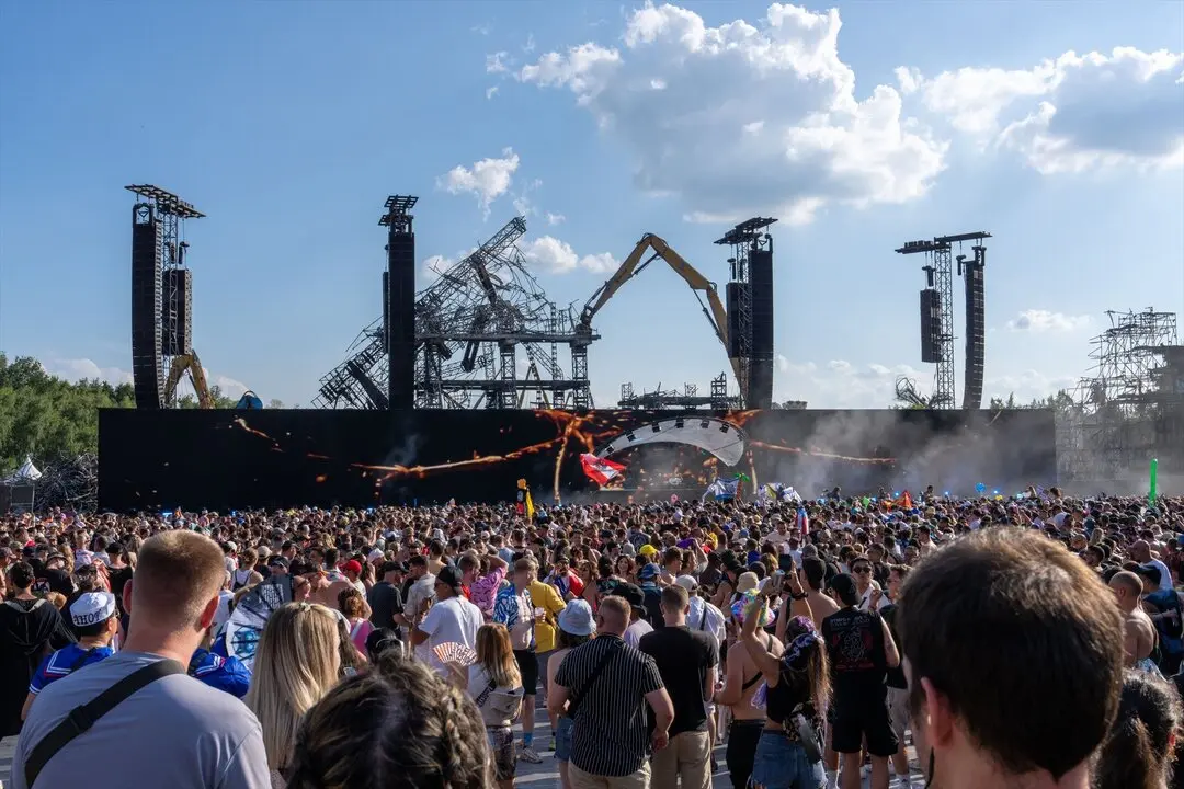 Cientos de personas disfrutan en Tomorrowland. / Marius Burgelman