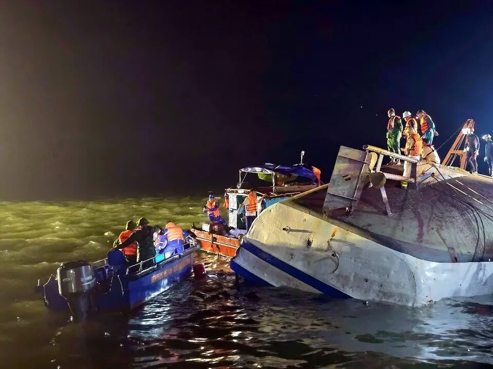 Los rescatistas trabajan en el lugar del naufragio de un crucero en la bah&iacute;a de Ha Long. / EP