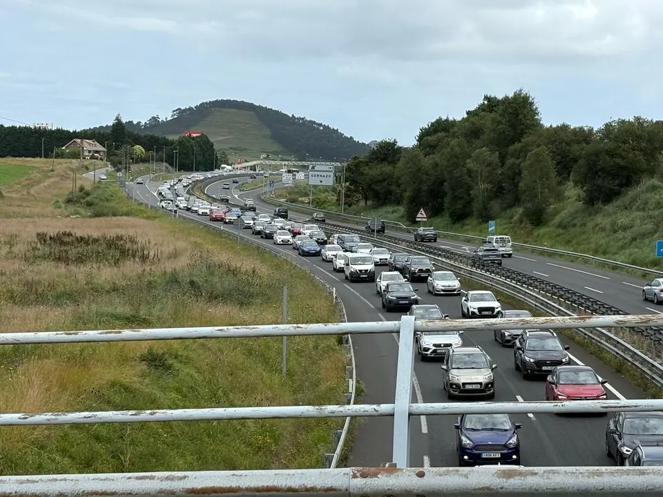 Varios coches retenidos debido al accidente en direcci&oacute;n a Torrelavega. / A.E.