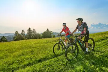 Dos personas hacen una ruta en bicicleta. / A.S.P