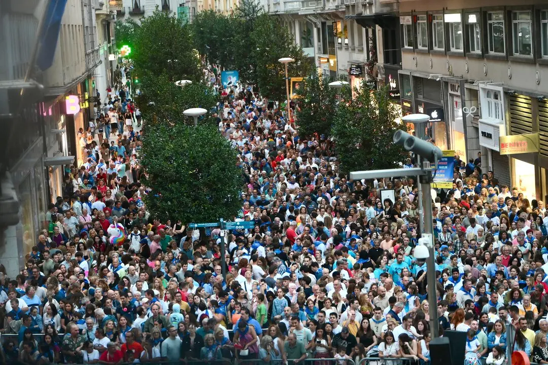 Cientos de personas durante el Chupinazo en Santander. / Nacho Cubero