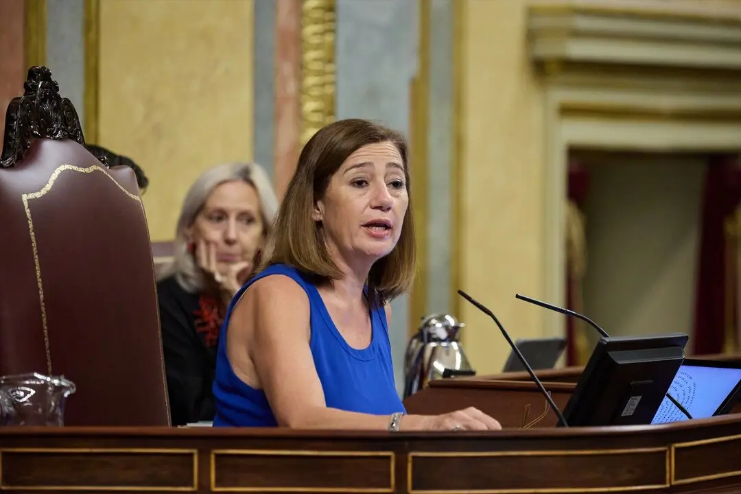 La presidenta del Congreso, Francina Armengol, durante un pleno extraordinario. / Jes&uacute;s Hell&iacute;n