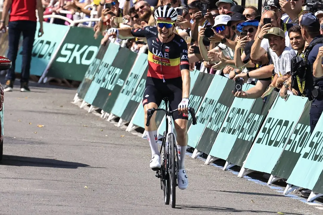 El ciclista belga Tim Wellens, del UAE Team Emirates XRG, celebra tras ganar la decimoquinta etapa del Tour de Francia. / Stefano Cavasino