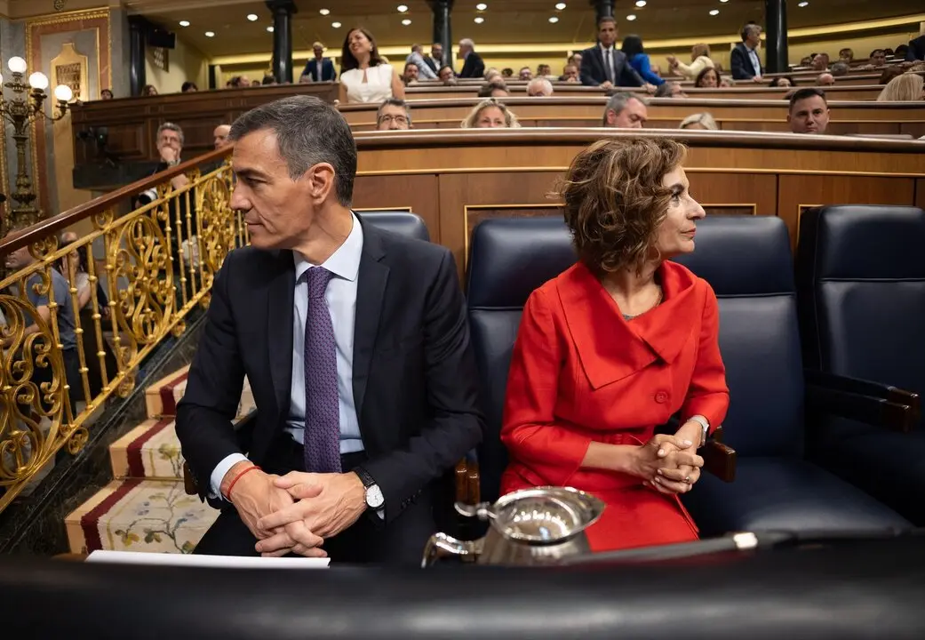 El presidente del Gobierno, Pedro S&aacute;nchez y la vicepresidenta primera y ministra de Hacienda, Mar&iacute;a Jes&uacute;s Montero, durante un pleno extraordinario. / Eduardo Parra