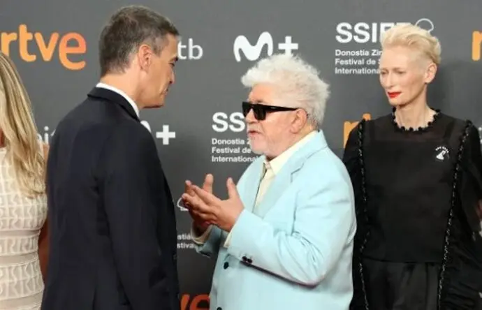 El cineasta Pedro Almod&oacute;var y el presidente del Gobierno S&aacute;nchez. / x