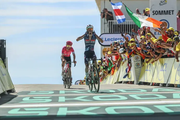 El ciclista franc&eacute;s Valentin Paret-Peintre (Soudal Quick-Step) cruza la l&iacute;nea de meta. / x