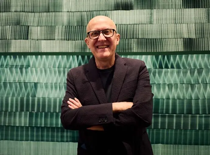 El pintor Juan Usl&eacute; delante de una de sus obras. /x