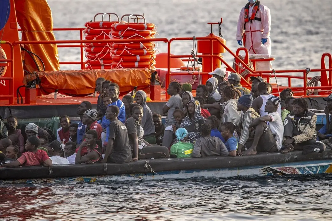 Decenas de migrantes rescatados por Salvamento Mar&iacute;timo cerca del Puerto de la Restinga./ Antonio Sempere