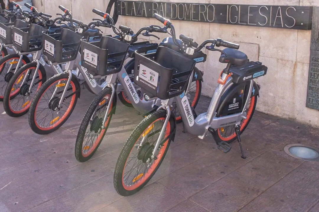Bicicletas del servicio de pr&eacute;stamo 'Torrebici' en la plaza Baldomero Iglesias. / EP