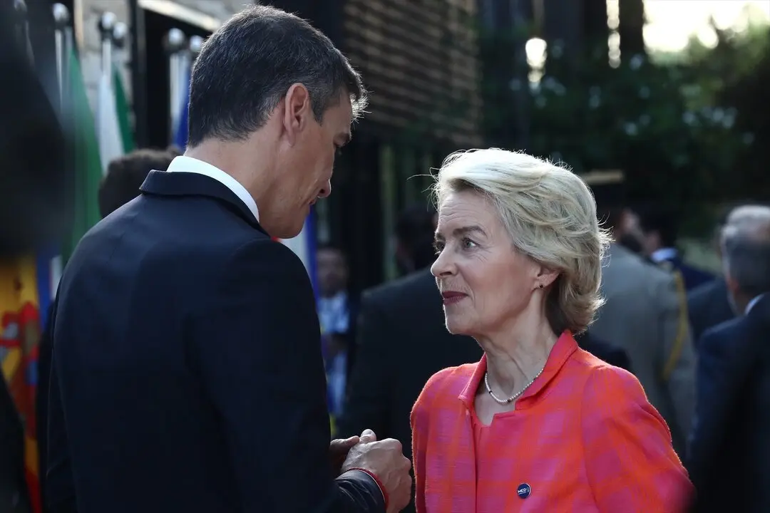 El presidente del Gobierno, Pedro S&aacute;nchez y la presidenta de la Comisi&oacute;n Europea, Ursula Von der Leyen, durante la Cumbre del MED9. / Fernando Calvo
