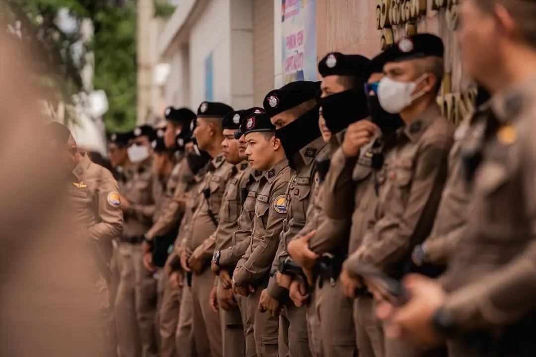La polic&iacute;a tailandesa monta guardia frente a la Embajada Real de Camboya en Bangkok durante una manifestaci&oacute;n por las tensiones en la frontera entre Tailandia y Camboya. / EP