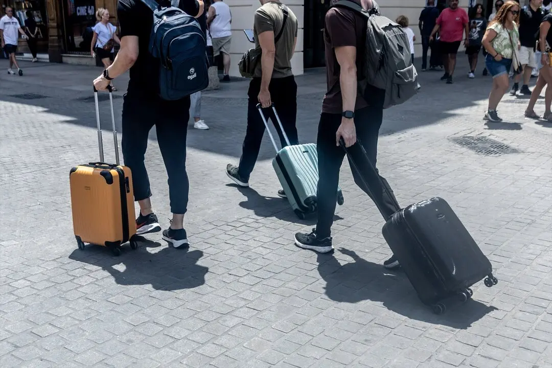 Varios turistas con maletas. / EP
