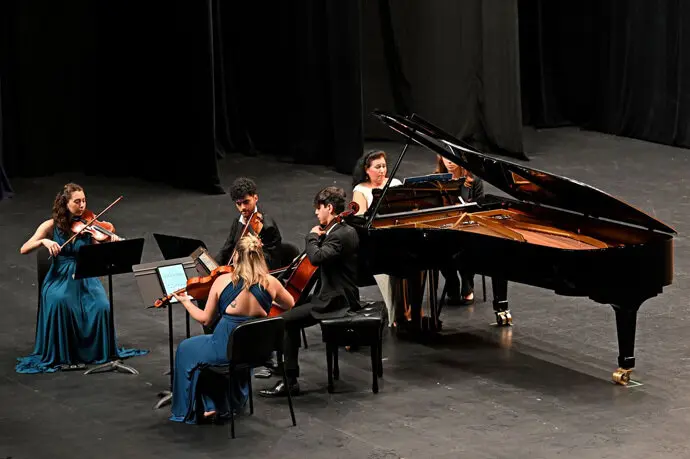Un cuarteto de cuerdas acompa&ntilde;ado del piano interpretan una obra de Scarlati. / x
