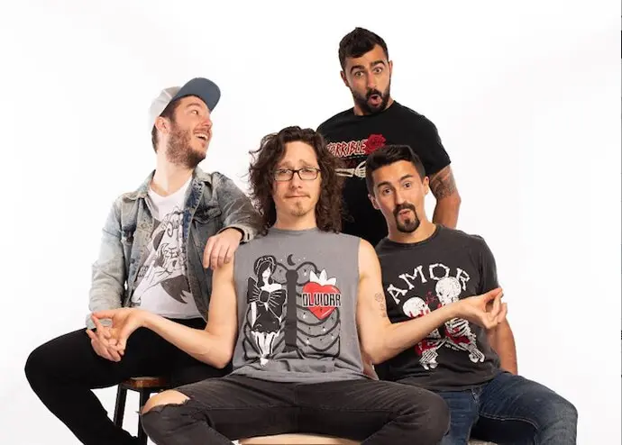 La banda 'Extra&ntilde;o veneno' en una gira promocional. / x
