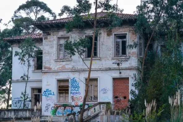 Antiguo sanatorio de Santander en Isla Pedrosa. /. A.S.