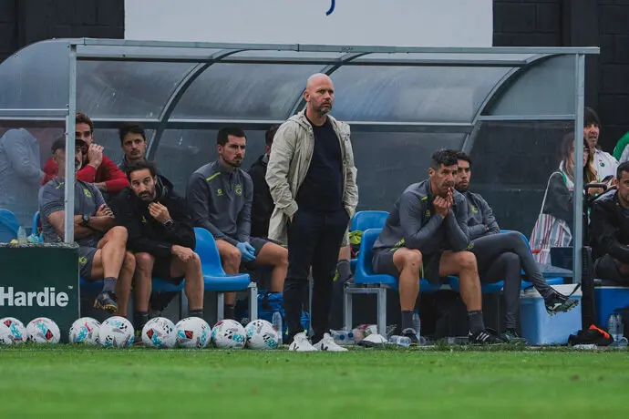 El t&eacute;cnico del Racing Jos&eacute; Alberto durante un entrenamiento. / RRC