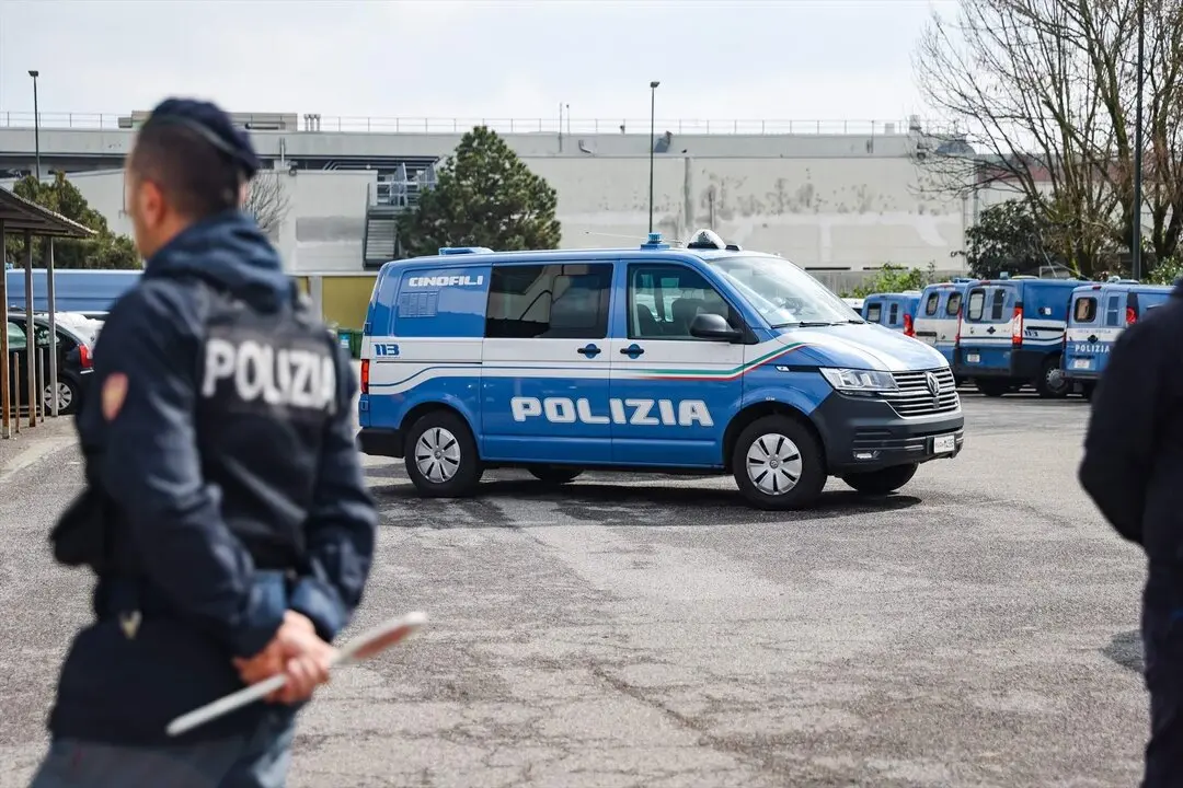Un agente y un coche de la polic&iacute;a italiana. / EP