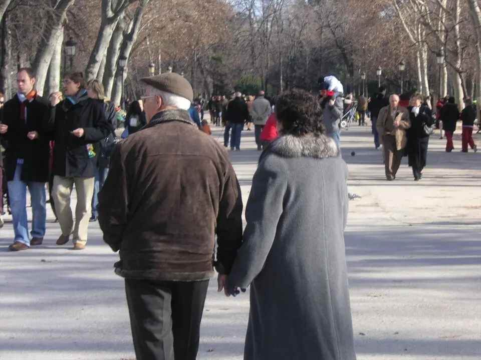 Dos abuelos paseando por la calle. / EP