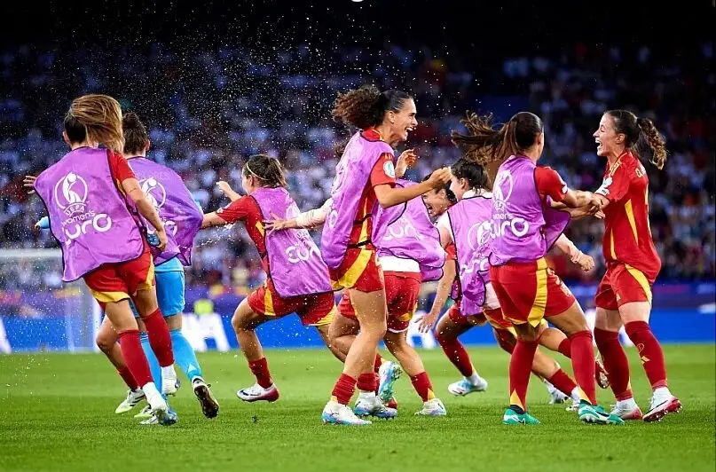 Las jugadoras de la selecci&oacute;n espa&ntilde;ola celebra el pase a la final de la Eurocopa de Suiza de 2025. / RFEF