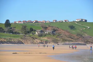 Varias personas en la playa de Oyambre. / A.S.P