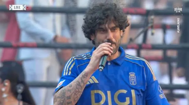 Melendi con la camiseta de Santi Cazorla. / Twitch Ibai Llanos)