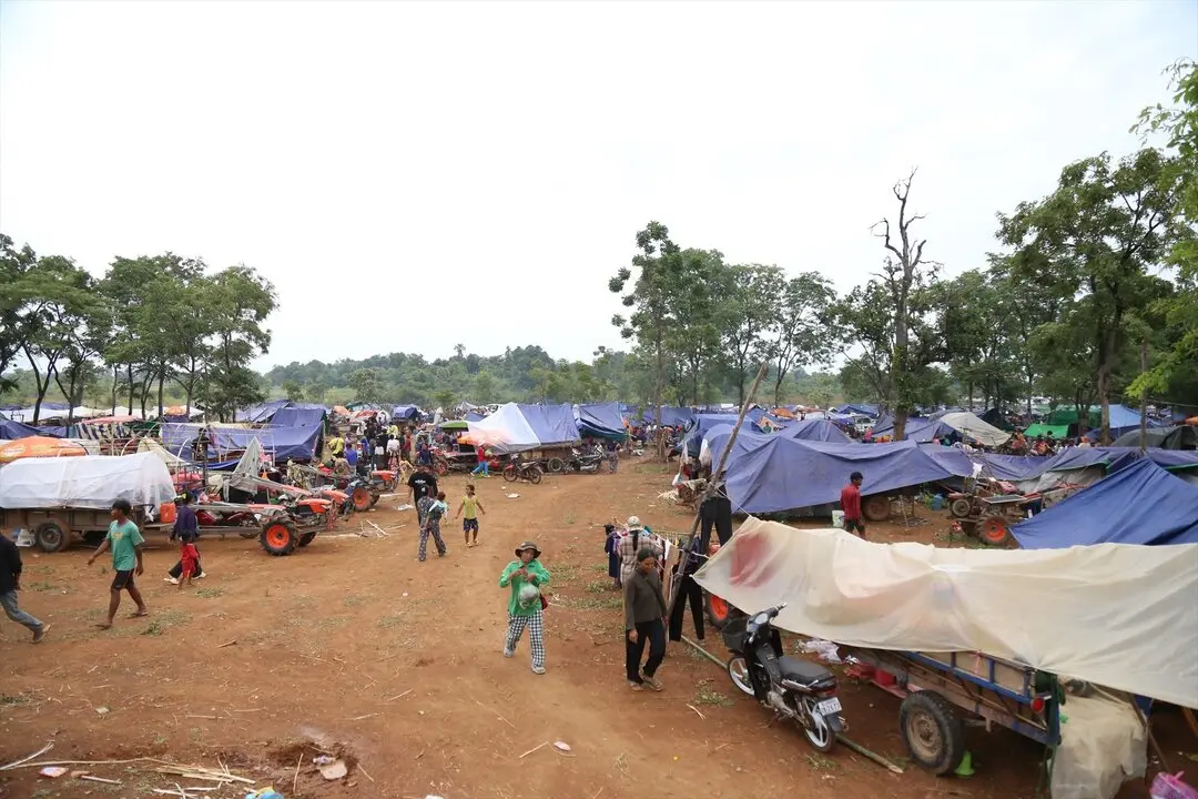 os evacuados camboyanos del conflicto fronterizo entre Camboya y Tailandia se re&uacute;nen en un refugio en la provincia de Oddar Meanchey. / EP