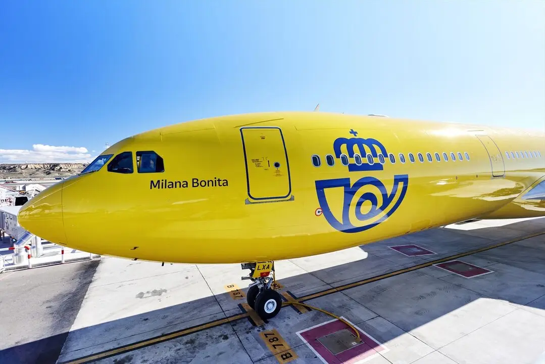 Avi&oacute;n de Correos Cargo. / Correos