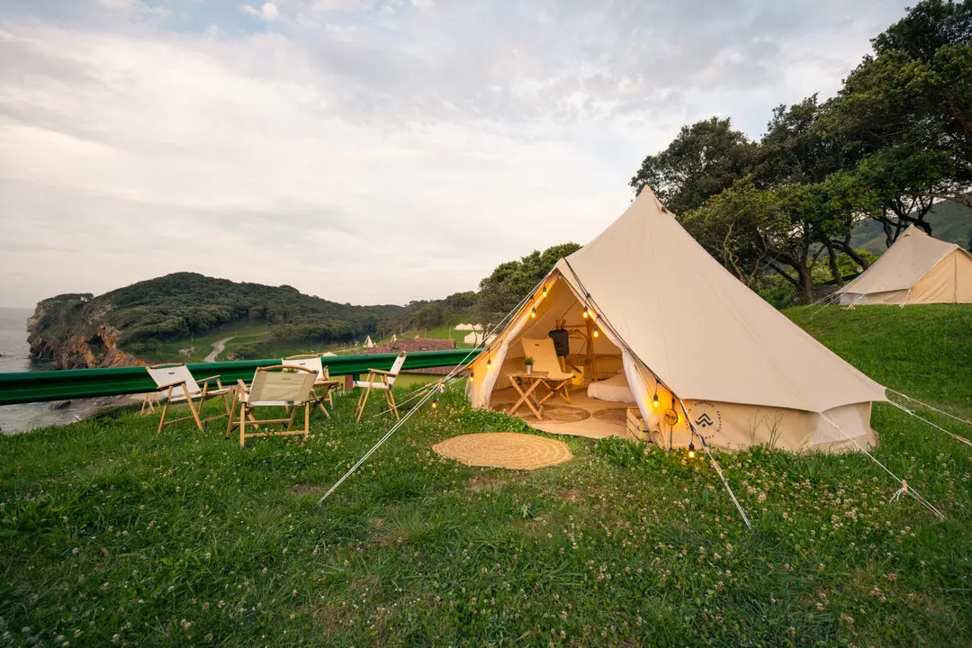 Tienda exterior del Camping Las Arenas. / Kampaoh