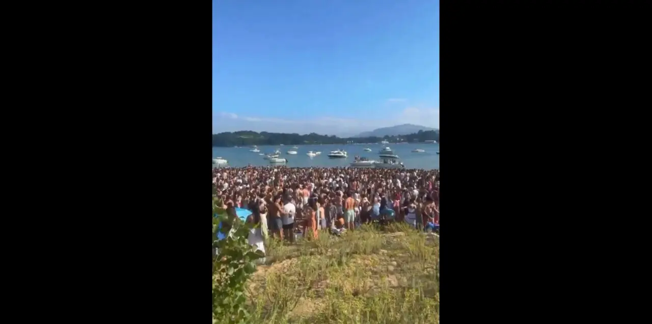 Decenas de personas llenan El Puntal cada verano. / X