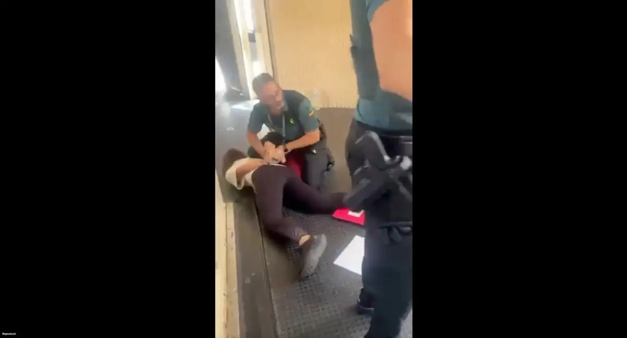 Momento de la detenci&oacute;n de la directora del campamento. / X