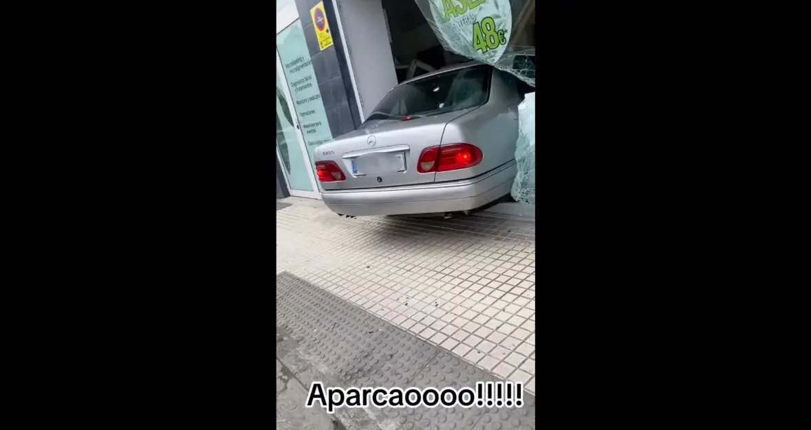 El coche incrustado en la cristalera. / Tiktok