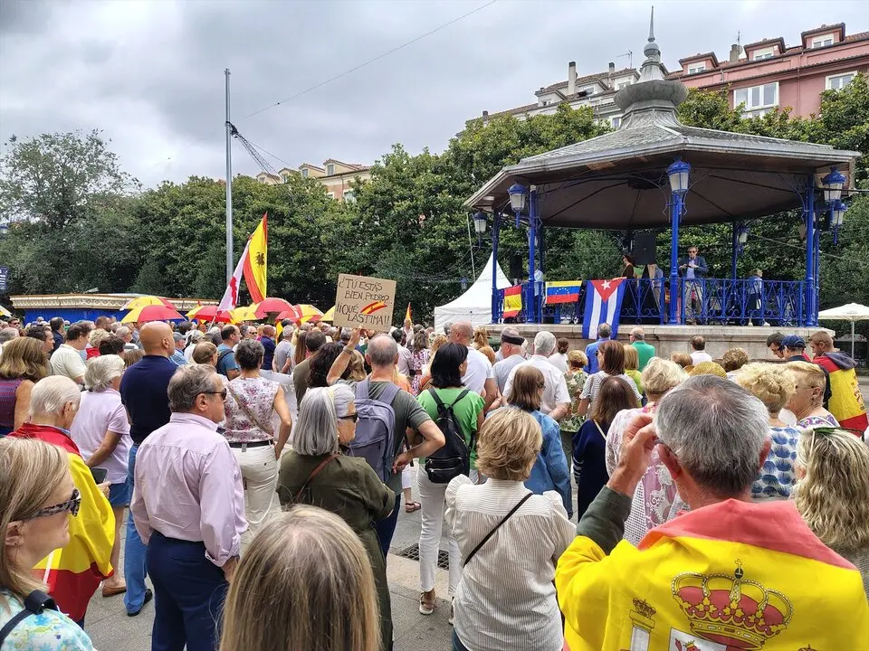 Decenas de personas se concentran en Santander para pedir "democr&aacute;ticamente" la dimisi&oacute;n de Pedro S&aacute;nchez. / EP