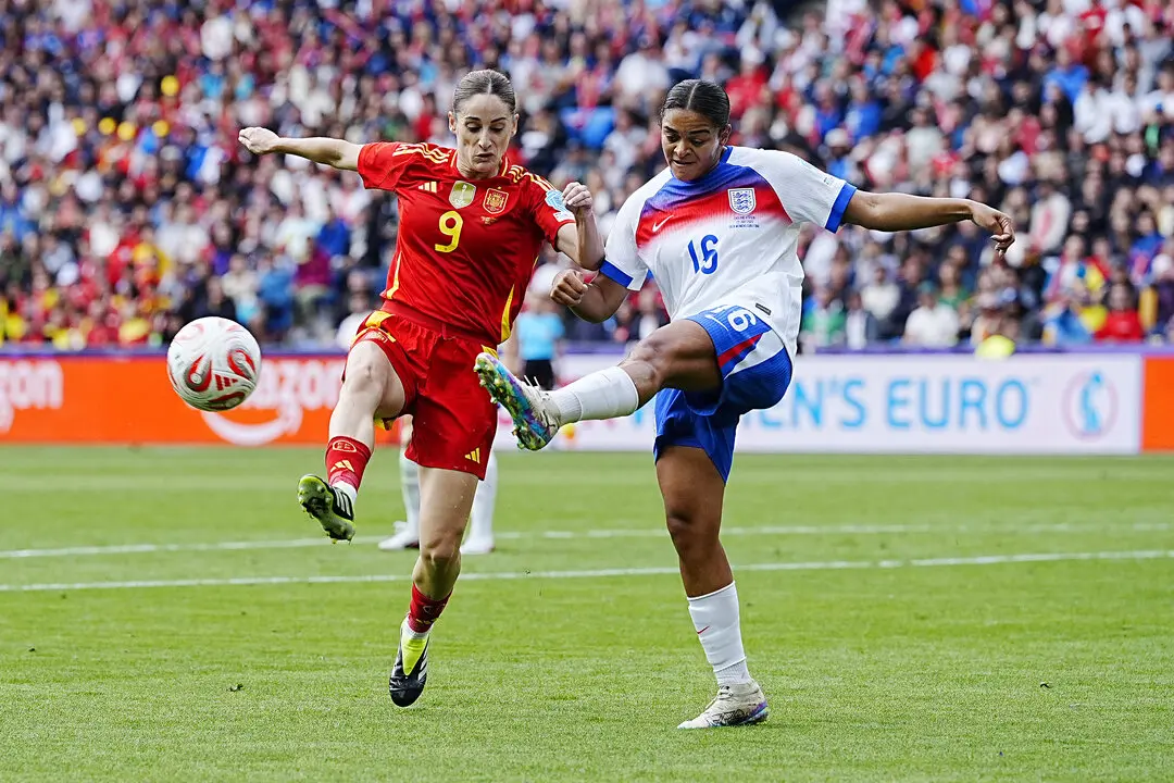 Jugadoras de Espa&ntilde;a e Inglaterra se disputan un bal&oacute;n. / EP