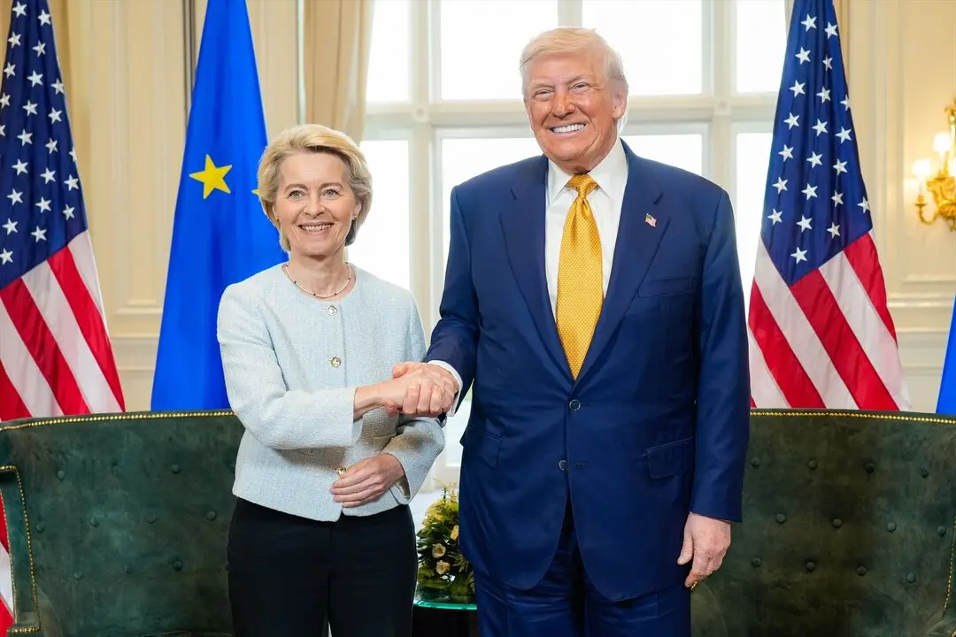 El presidente de Estados Unidos, Donald Trump, y la presidenta de la Comisi&oacute;n Europea, Ursula von der Leyen, se estrechan la mano tras llegar a un acuerdo para resolver una disputa comercial sobre el aumento de aranceles. / Fred Guerdin