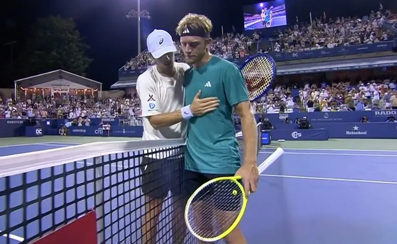 De Mi&ntilde;aur consuela a Davidovich tras perder en Miami. / X