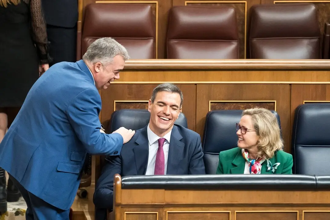 (I-D) El essecretario de Organizaci&oacute;n del PSOE, Santos Cerd&aacute;n; El presidente del Gobierno, Pedro S&aacute;nchez y la vicepresidenta primera y ministra de Asuntos Econ&oacute;micos y Transformaci&oacute;n Digital, Nadia Calvi&ntilde;o. / Diego Radam&eacute;s