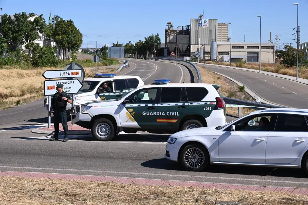 Carreteras cortadas por la Guardia Civil al lado de la planta qu&iacute;mica, durante el incendio producido en una planta qu&iacute;mica en el pol&iacute;gono de El Campillo. / Ram&oacute;n Comet