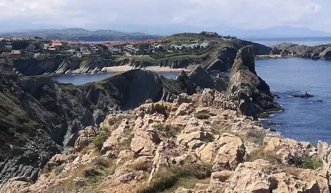 Vista desde los acantilados de la playa de la Arn&iacute;a. / A.E.