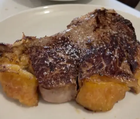 Chulet&oacute;n del restaurante mes&oacute;n El Tropez&oacute;n. / RRSS