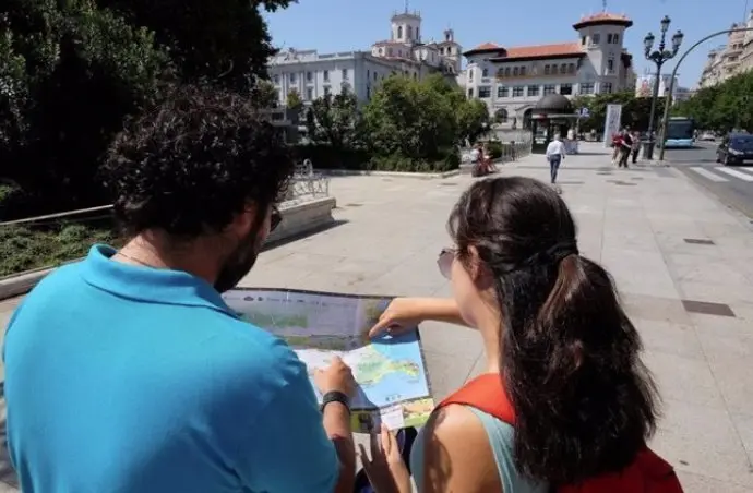 Dos turistas planificando su ruta por Cantabria. / EP