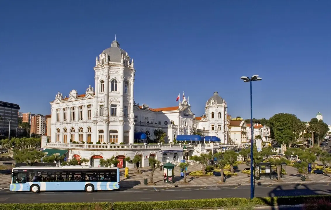 Vistas del exterior del Casino de El Sardinero, situado en la ciudad de Santander. / EP