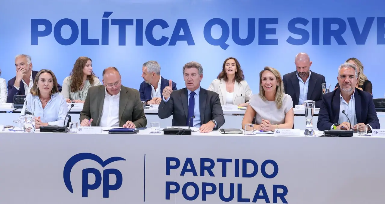 El presidente del Partido Popular, Alberto N&uacute;&ntilde;ez Feij&oacute;o, preside una reuni&oacute;n de la c&uacute;pula del PP junto al secretario general Miguel Tellado y otros miembros de la direcci&oacute;n nacional, bajo el lema "Pol&iacute;tica que sirve".